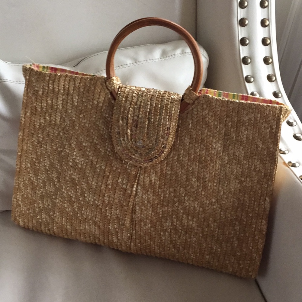 Woven bag with wood handle